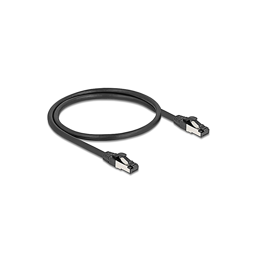 Un cavo Ethernet nero su sfondo bianco. Il cavo ha due connettori argentati ad ogni estremità.