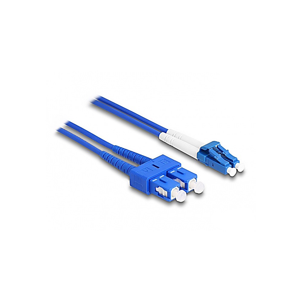 Due cavi in fibra ottica blu con connettori bianchi e blu su sfondo bianco. Un cavo è a fuoco.