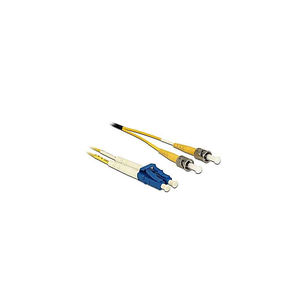 Cavi in fibra ottica con guaine gialle e bianche, connettori blu e bianchi e ferrule argentate. Lo sfondo è bianco.