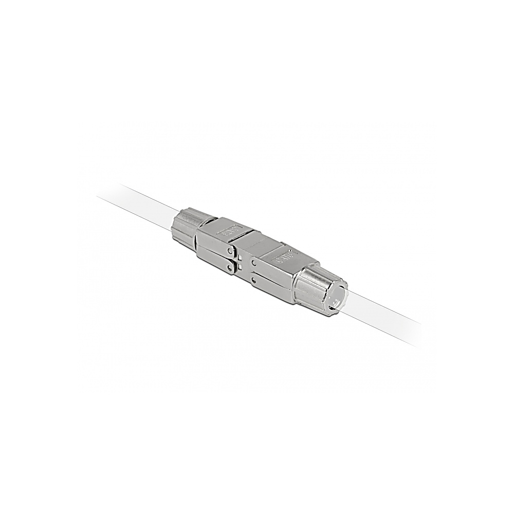 Un conector de fibra óptica plateado conecta dos cables transparentes sobre un fondo blanco. El conector es metálico.