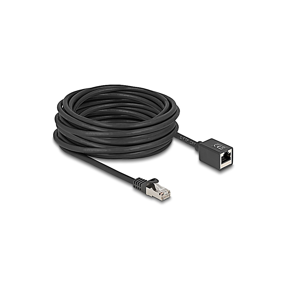 Un cavo Ethernet nero è arrotolato. Un'estremità ha un connettore, l'altra una porta femmina. Il cavo è su una superficie bianca.