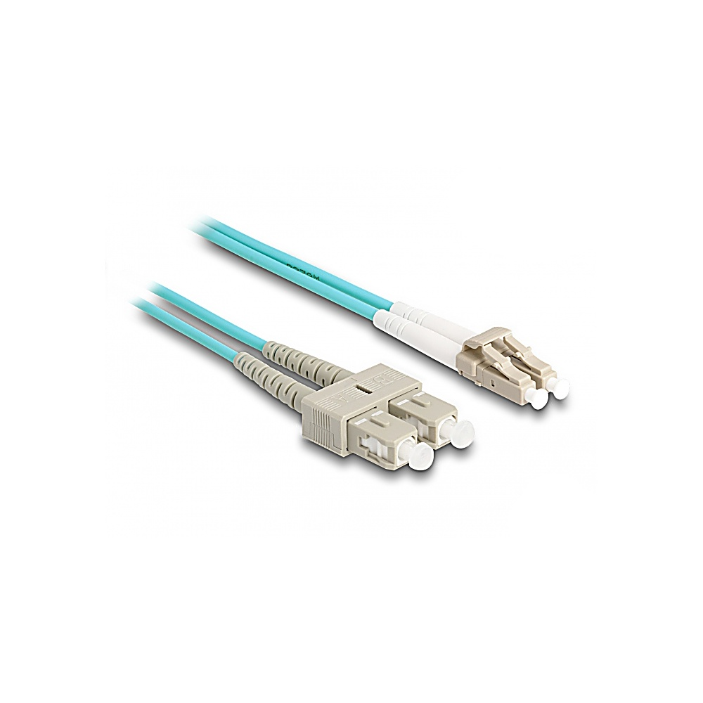 Due cavi in fibra ottica con guaina azzurra e connettori beige, su sfondo bianco, vista angolata.