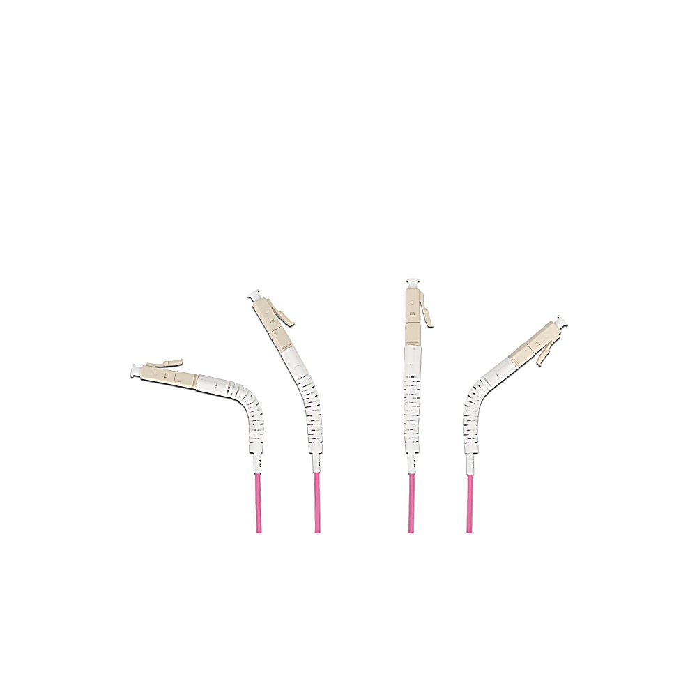 Quattro cavi in fibra ottica con connettori beige e cavi rosa su sfondo bianco.