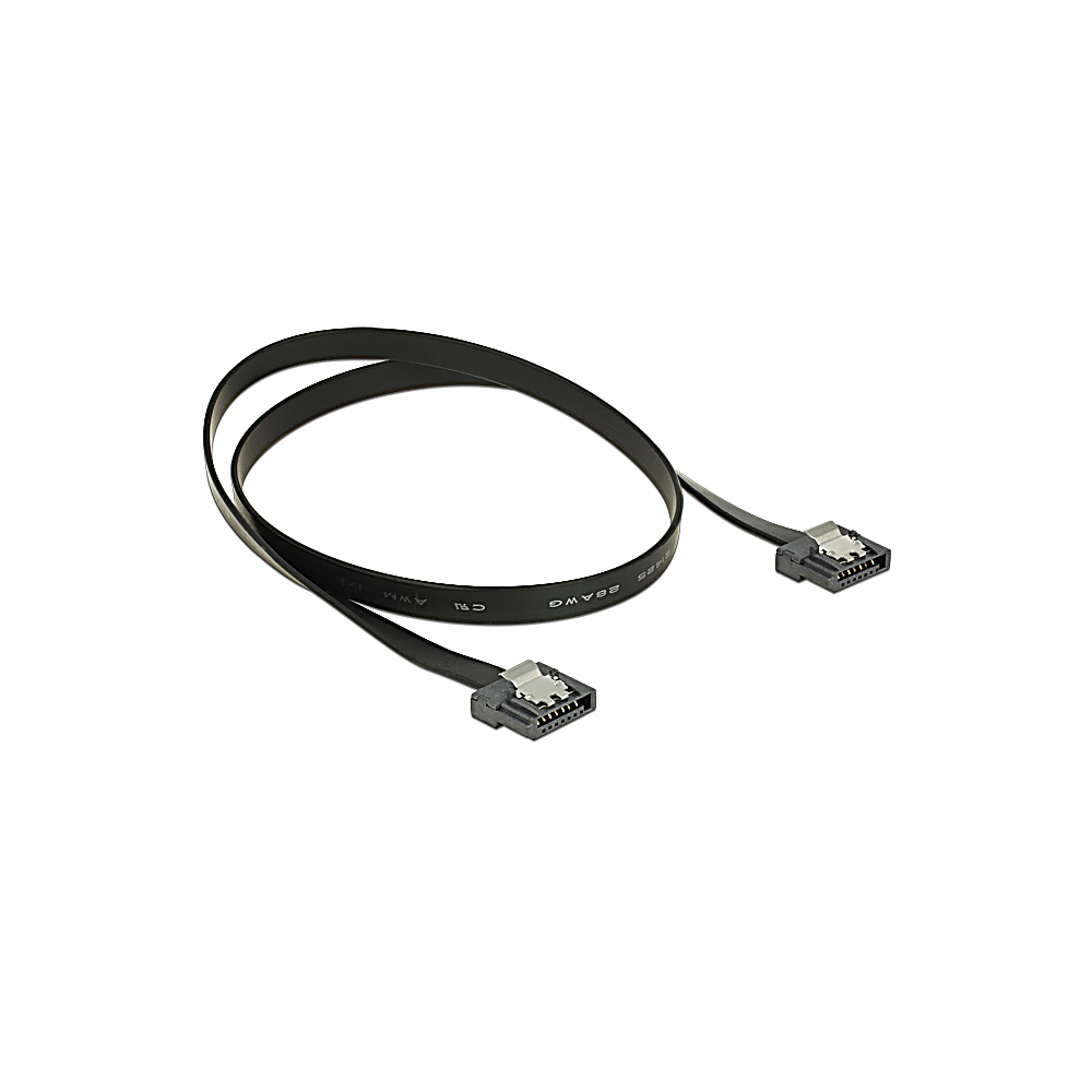 Czarny kabel SATA z dwoma złączami na każdym końcu. Kabel jest zakrzywiony i leży na białym tle, ustawiony od lewej górnej do prawej dolnej strony.