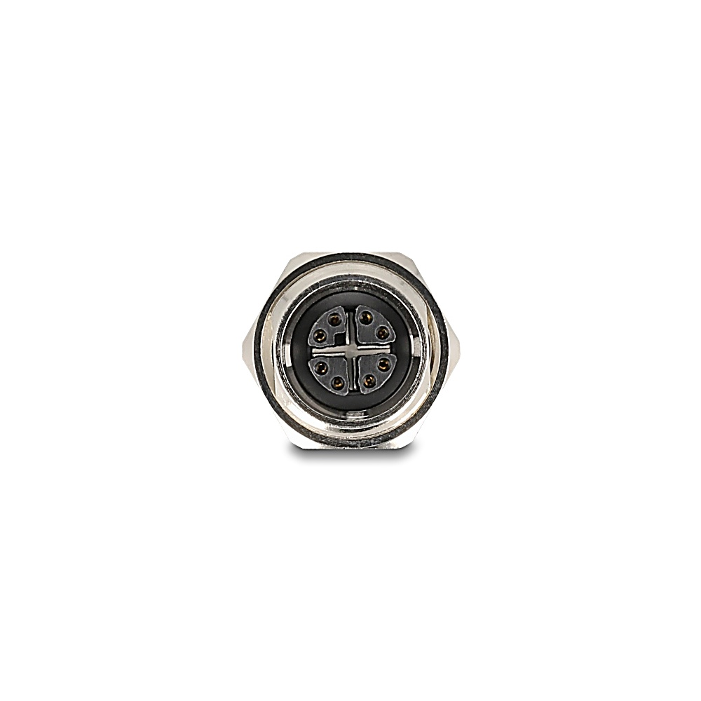 Primo piano di un connettore circolare metallico. Ha un interno nero con perni disposti a cerchio e si trova su sfondo bianco.