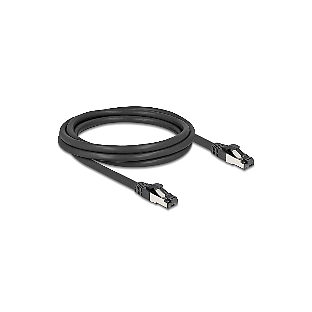 Un cavo Ethernet grigio arrotolato con due connettori. Lo sfondo è bianco.