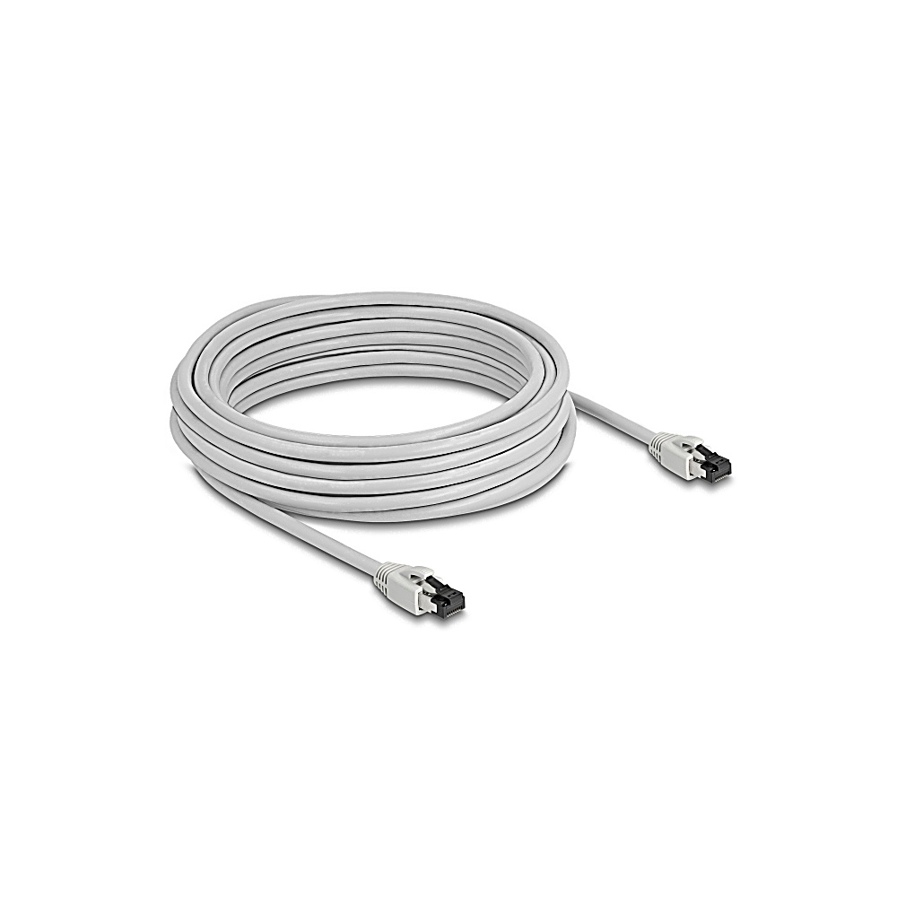 Un cavo Ethernet grigio arrotolato con due connettori. Il cavo è su sfondo bianco.