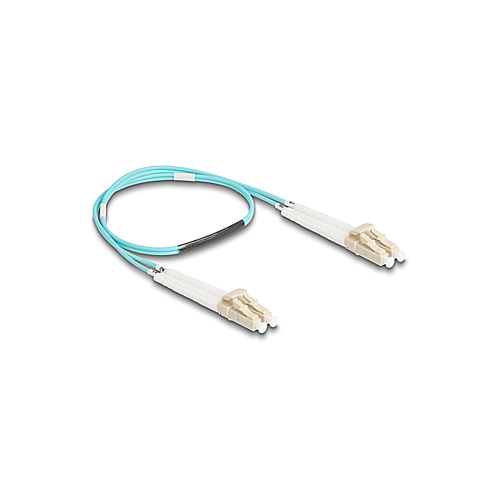 Jasnoniebieski kabel światłowodowy z białymi złączami na każdym końcu. Kabel ma czarny odcinek pośrodku.