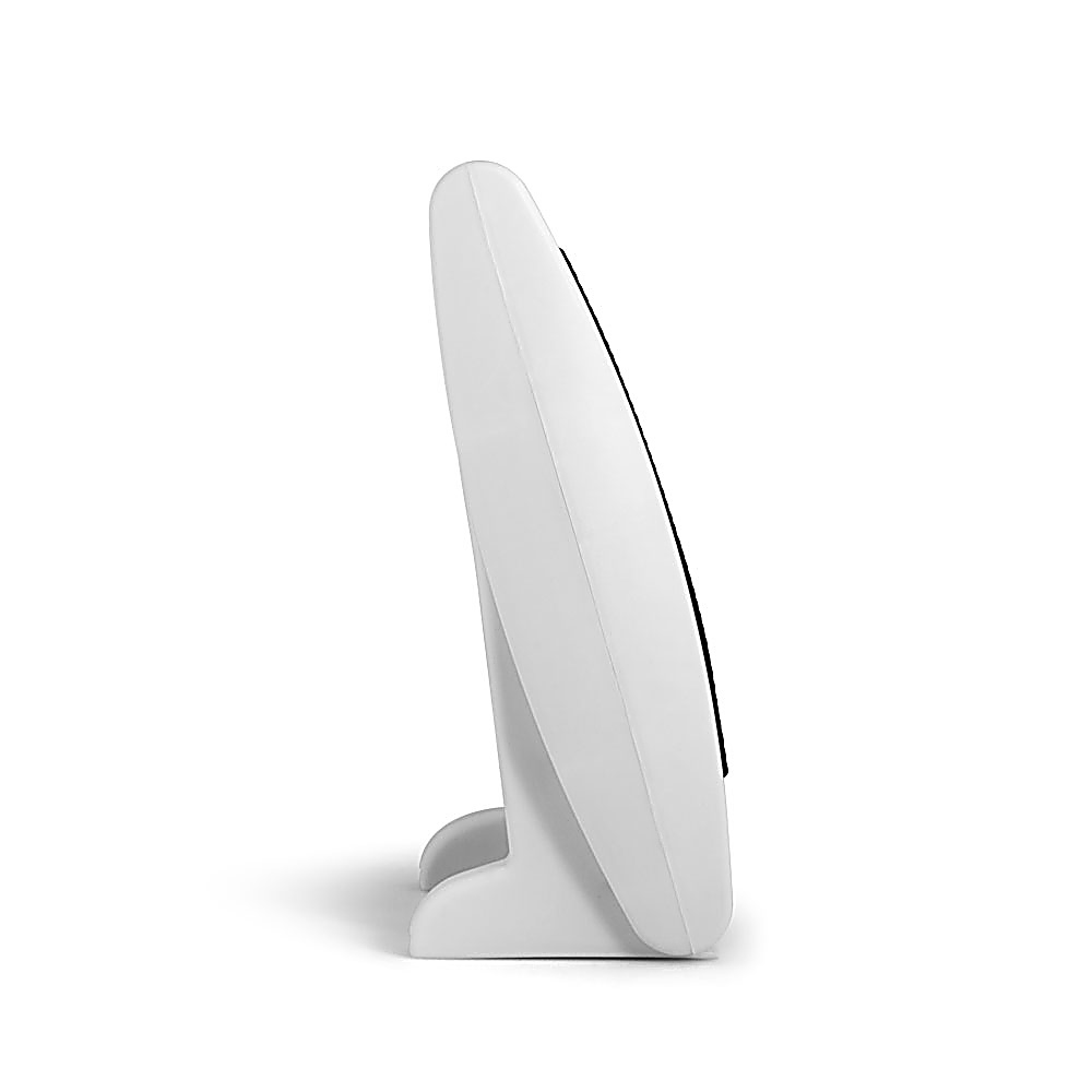 Un reloj digital blanco sobre un soporte blanco. El reloj está inclinado hacia la derecha y el fondo es blanco.