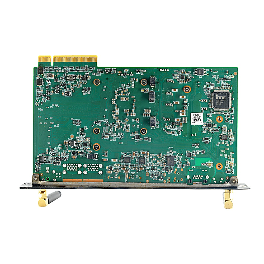 Una placa de circuito verde con varios componentes electrónicos, conectores y un soporte metálico. Dos soportes de antena dorados adjuntos.