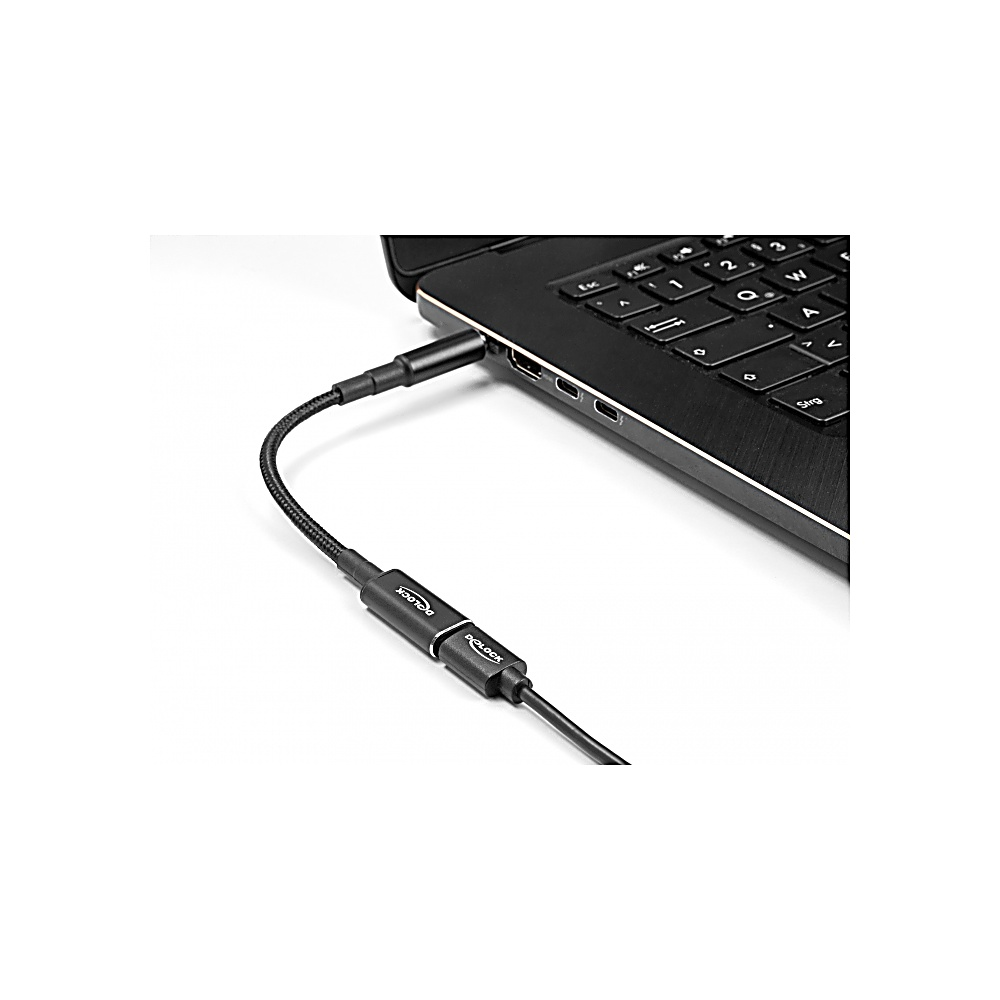 Un laptop nero con un cavo nero collegato. Il cavo ha un connettore con il logo 'DOCKLOCK'. Il laptop è su una superficie bianca.
