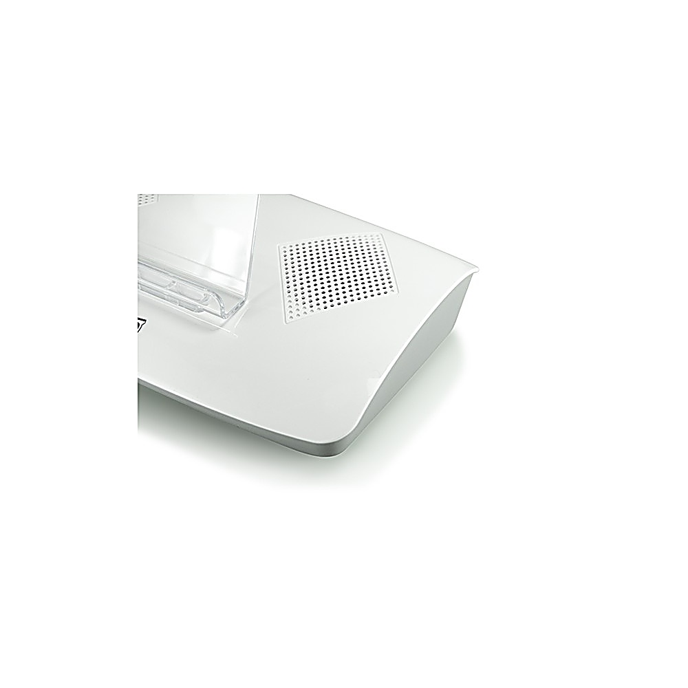 Primer plano de un dispositivo blanco y curvo con un componente de plástico transparente en la parte superior. Una rejilla de pequeños agujeros es visible.