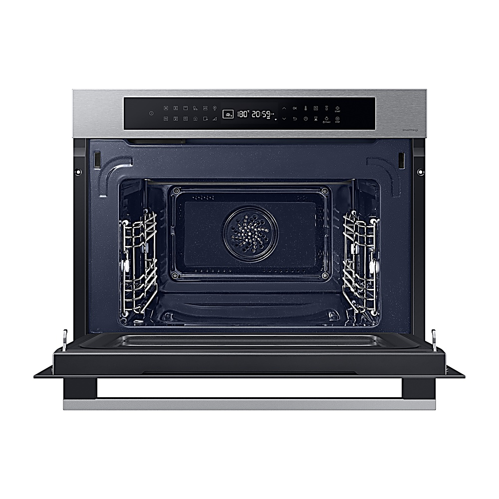 Un forno aperto con finitura argentata e interno nero. Il display digitale mostra le impostazioni. Le griglie del forno sono visibili all'interno, pronte all'uso.