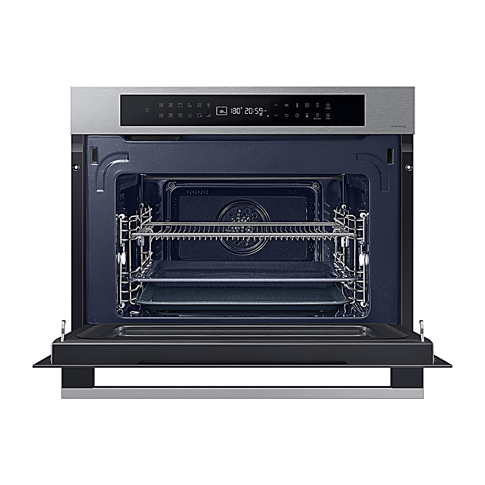 Un forno aperto con telaio in acciaio inox. L'interno è scuro, con griglie e teglia. Il display digitale mostra le impostazioni.