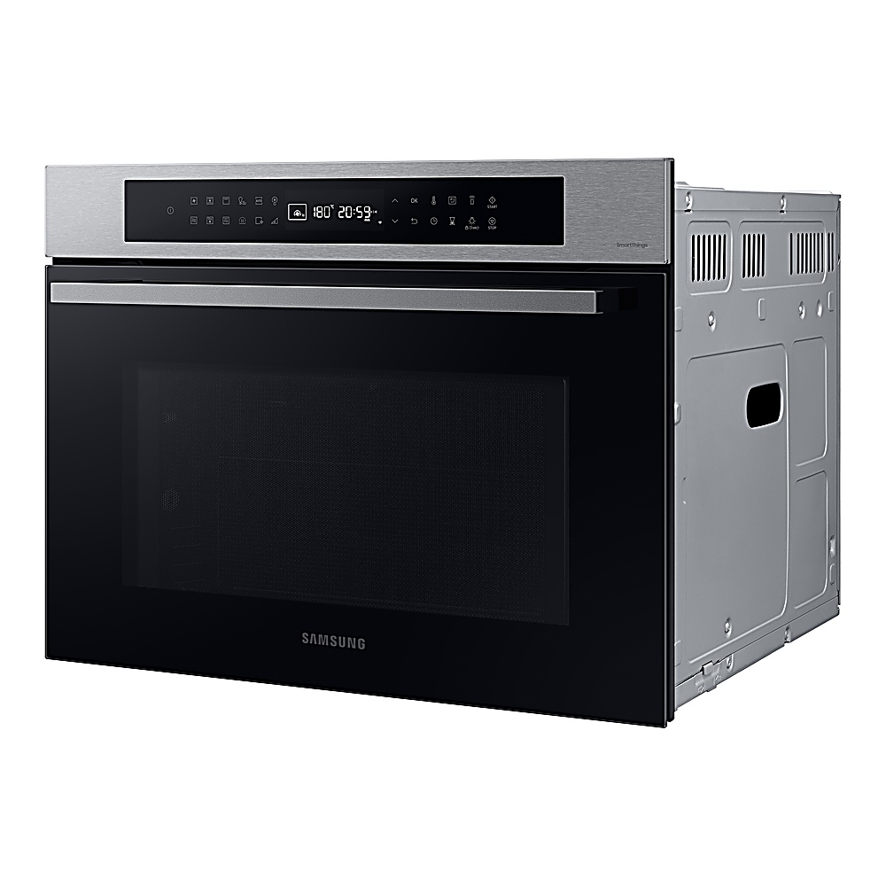 Un forno a microonde Samsung con porta nera e pannello di controllo argentato, con display digitale e vari pulsanti.