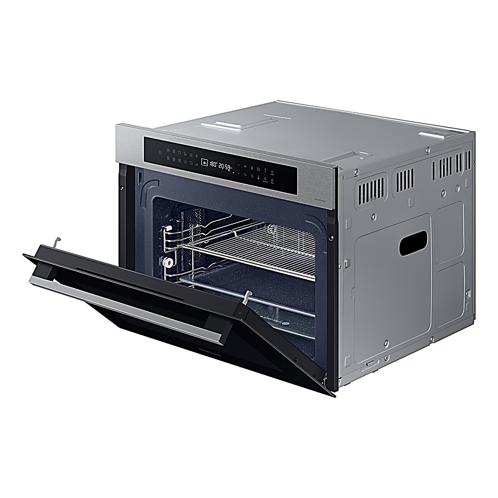 Un forno in acciaio inossidabile con la porta aperta. All'interno ci sono griglie e una base in vetro. Il forno ha un display digitale.