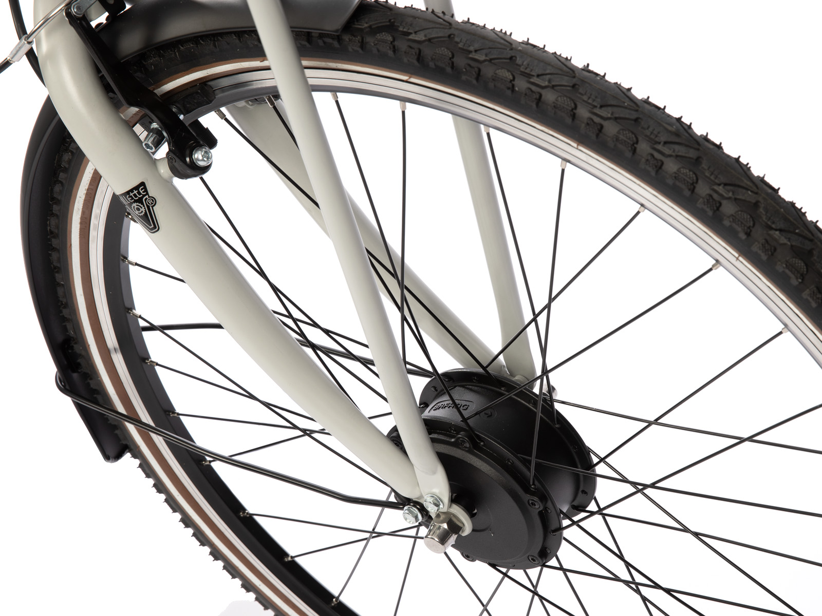 Close-up van een fietswiel. Het wiel is zwart met zilveren spaken en een zwarte band. Het frame is lichtgrijs.