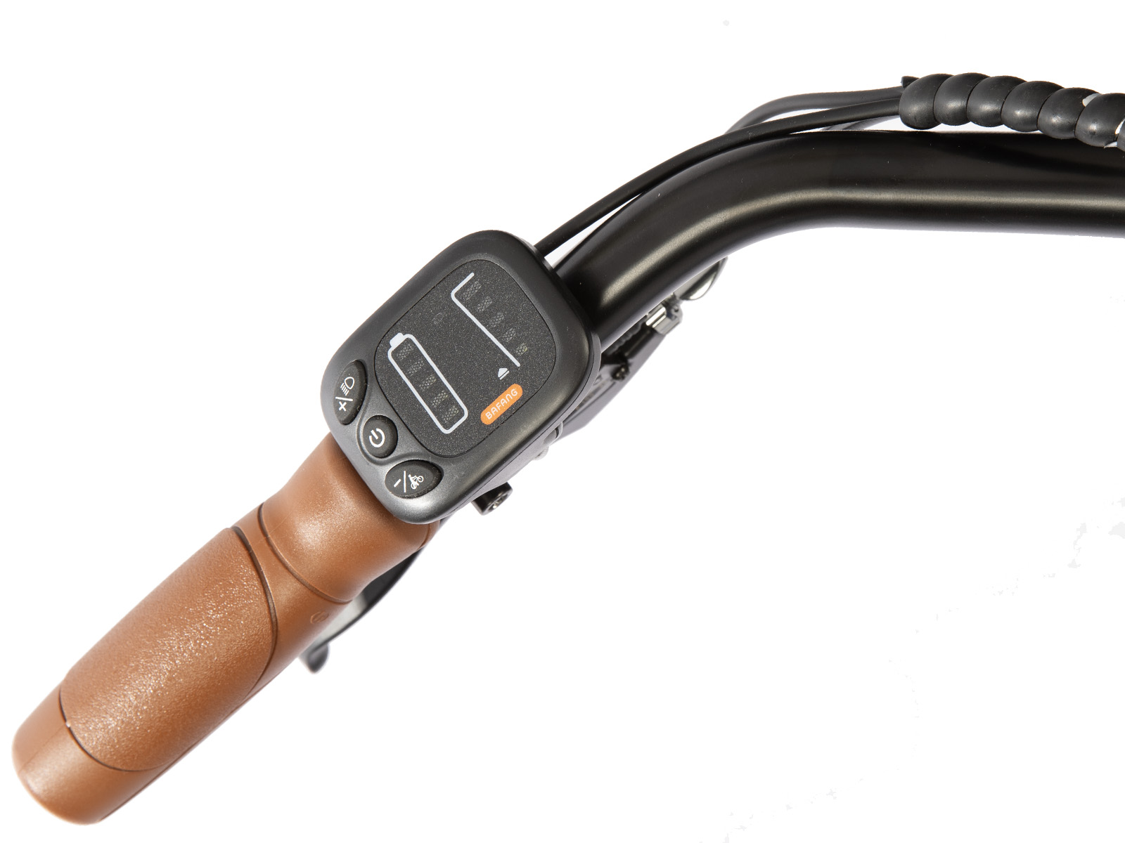 E-bike stuur met bedieningspaneel, bruine grip en zwarte details. Paneel toont batterijniveau.