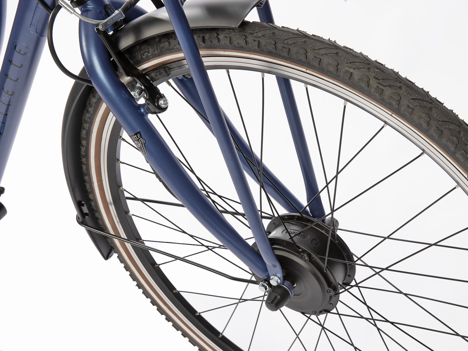 Close-up van een blauwe fietswiel. De band is zwart, met bruine zijkanten. Spaken, vork en spatbord zijn zichtbaar.