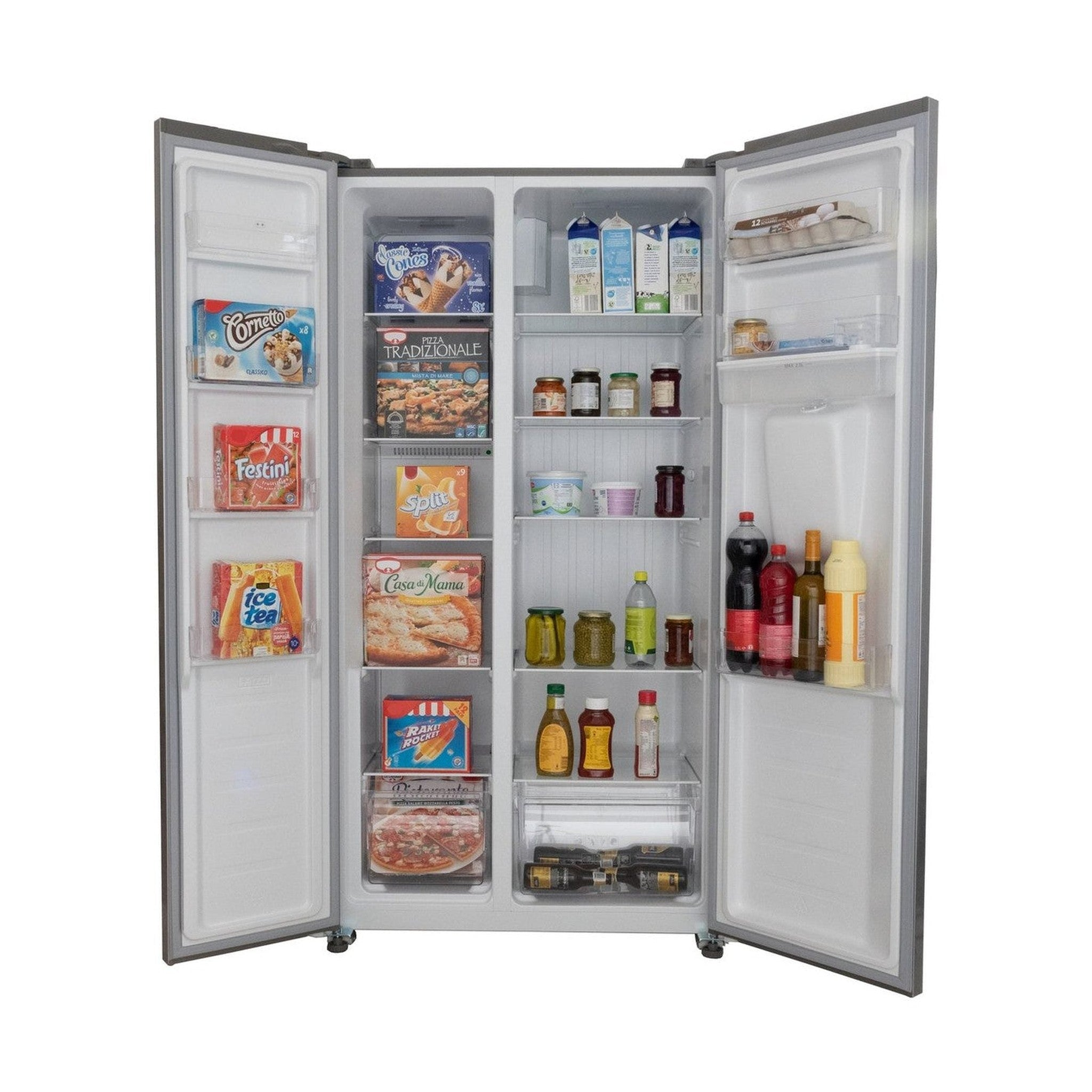 Open koelkast gevuld met etenswaren zoals ijs, pizza, drankjes en boodschappen. De deuren zijn open.