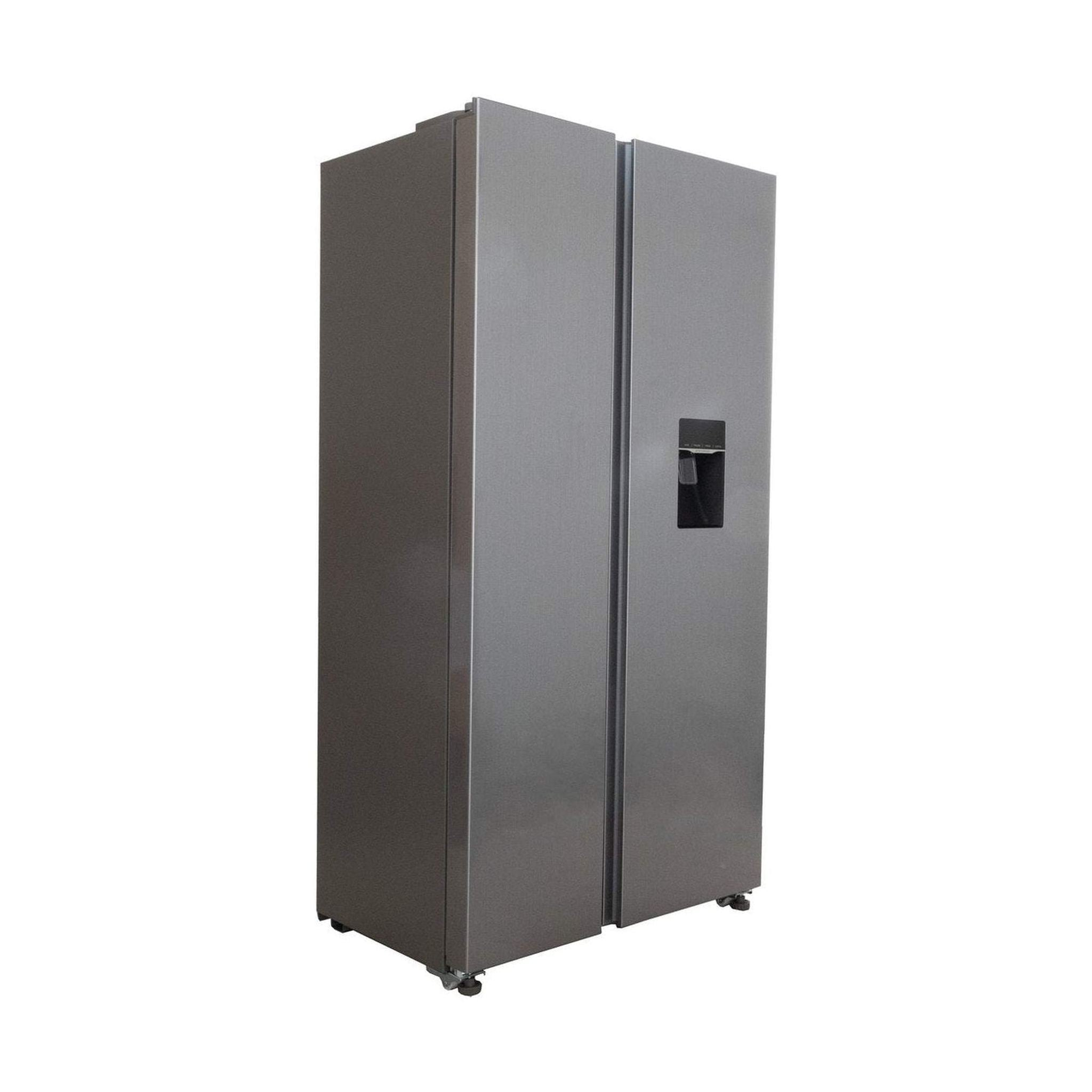 Een zilveren side-by-side koelkast met waterdispenser. Hij staat op wielen en heeft een witte achtergrond.