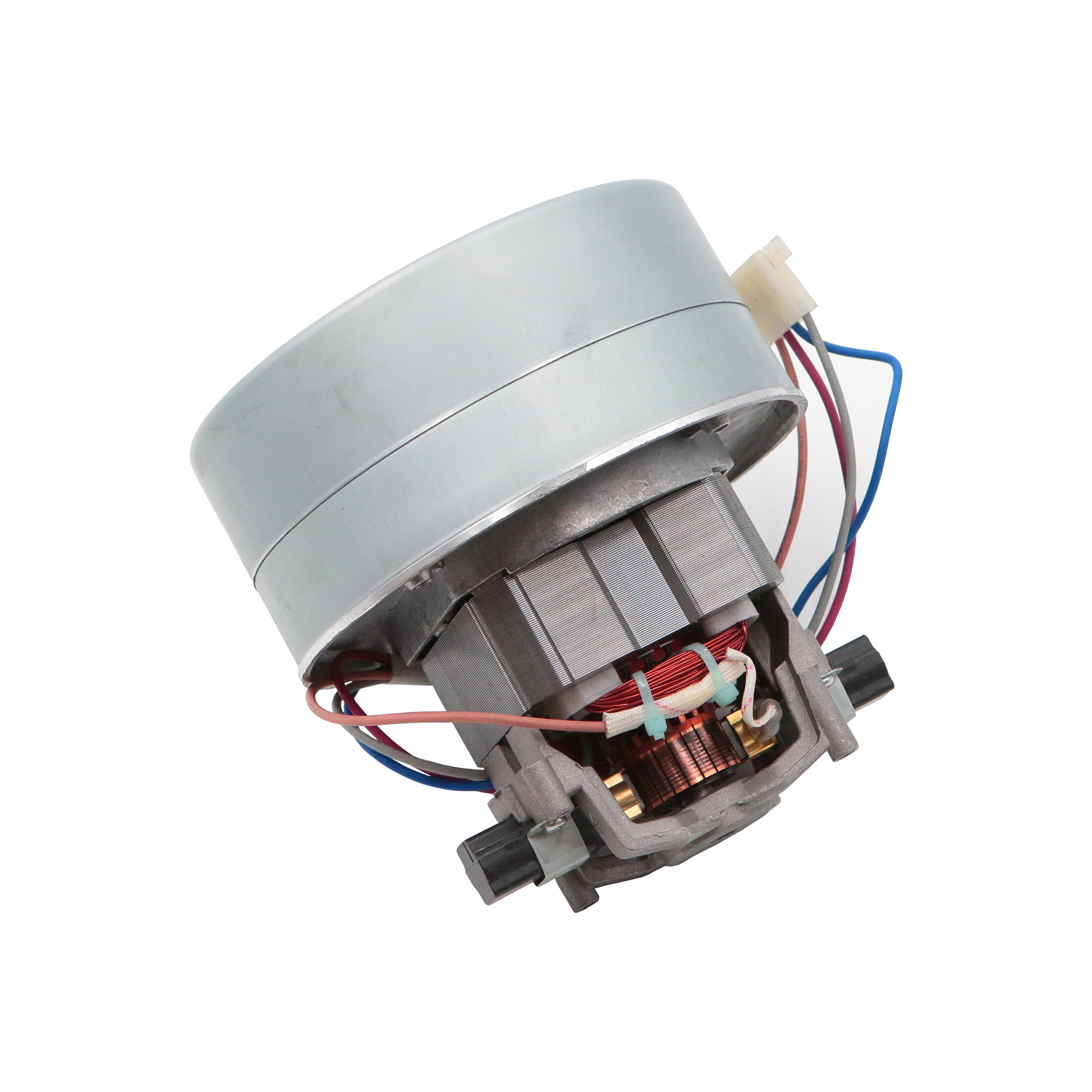 Ein Elektromotor mit silbernem Gehäuse, Kupferspulen und farbigen Drähten auf weißem Hintergrund.