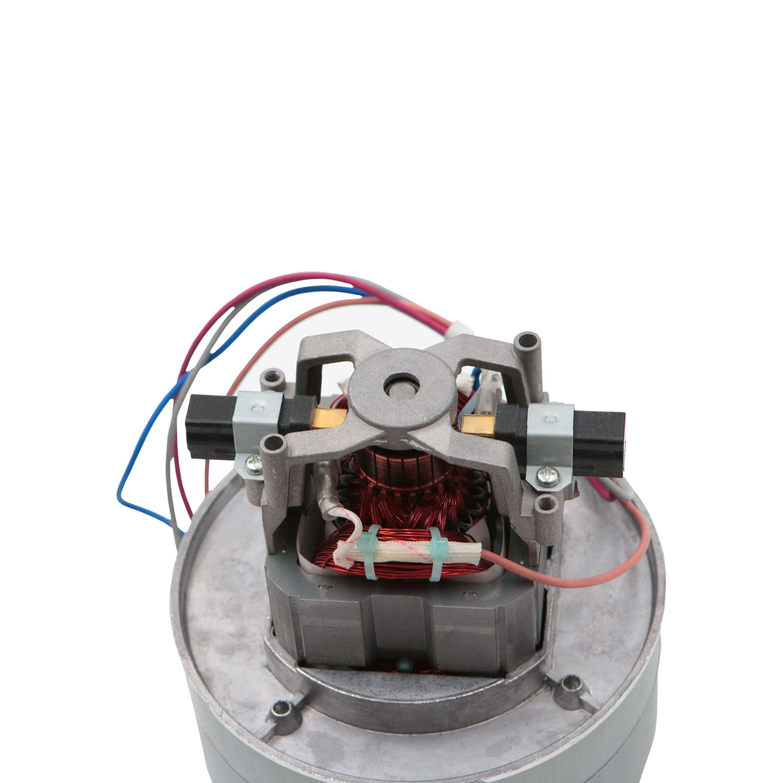 Nahaufnahme der Innenteile eines Elektromotors, einschließlich Kupferverdrahtung und Metallgehäuse, vor weißem Hintergrund.