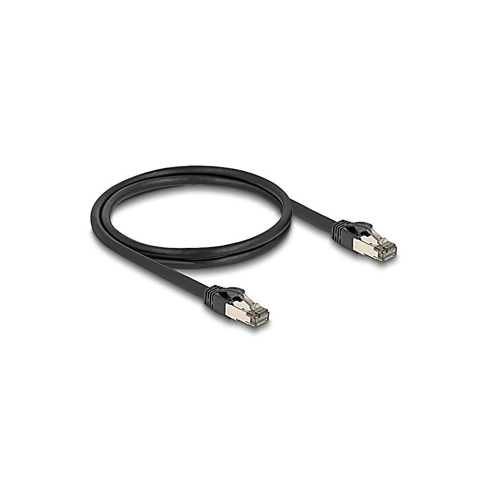 Czarny kabel Ethernet na białym tle. Ma dwa złącza i jest zwinięty w pętlę.