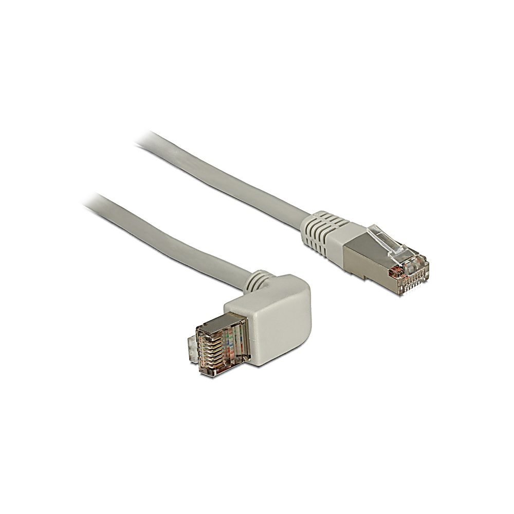 Due cavi Ethernet grigi su sfondo bianco. Uno ha un connettore a 90 gradi. Entrambi hanno connettori in metallo e plastica trasparente.