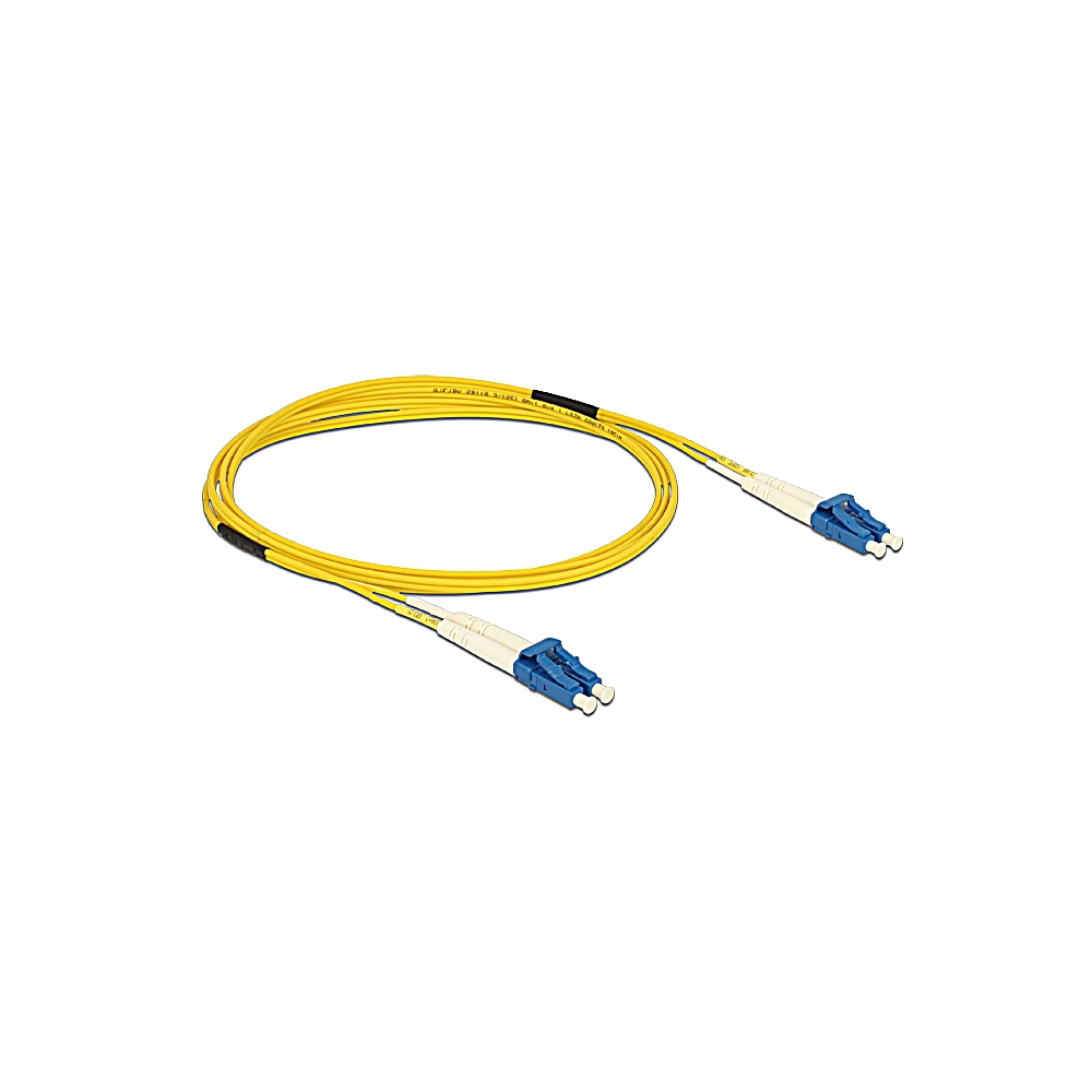 Un cavo in fibra ottica giallo con connettori bianchi e blu su sfondo bianco. Il cavo è arrotolato.