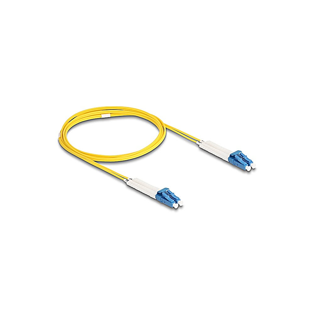 Un cavo in fibra ottica giallo con connettori bianchi ed estremità blu, su sfondo bianco. Il cavo forma un anello.