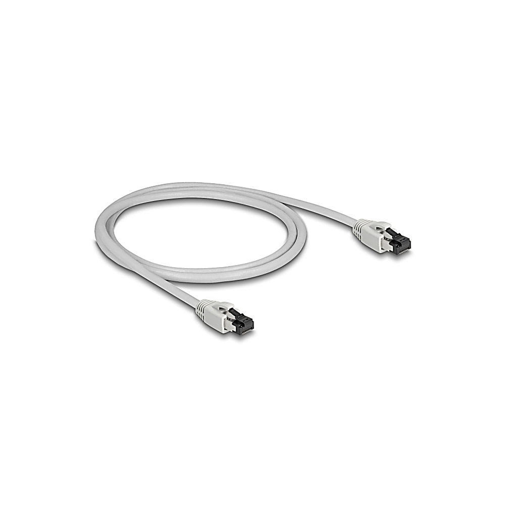 Un cavo Ethernet bianco con due connettori. Il cavo è arrotolato. I connettori sono bianchi con spine nere.