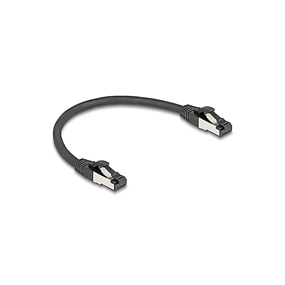 Un cavo Ethernet nero con due connettori RJ45. Il cavo è curvo, i connettori sono neri e argento, su sfondo bianco.