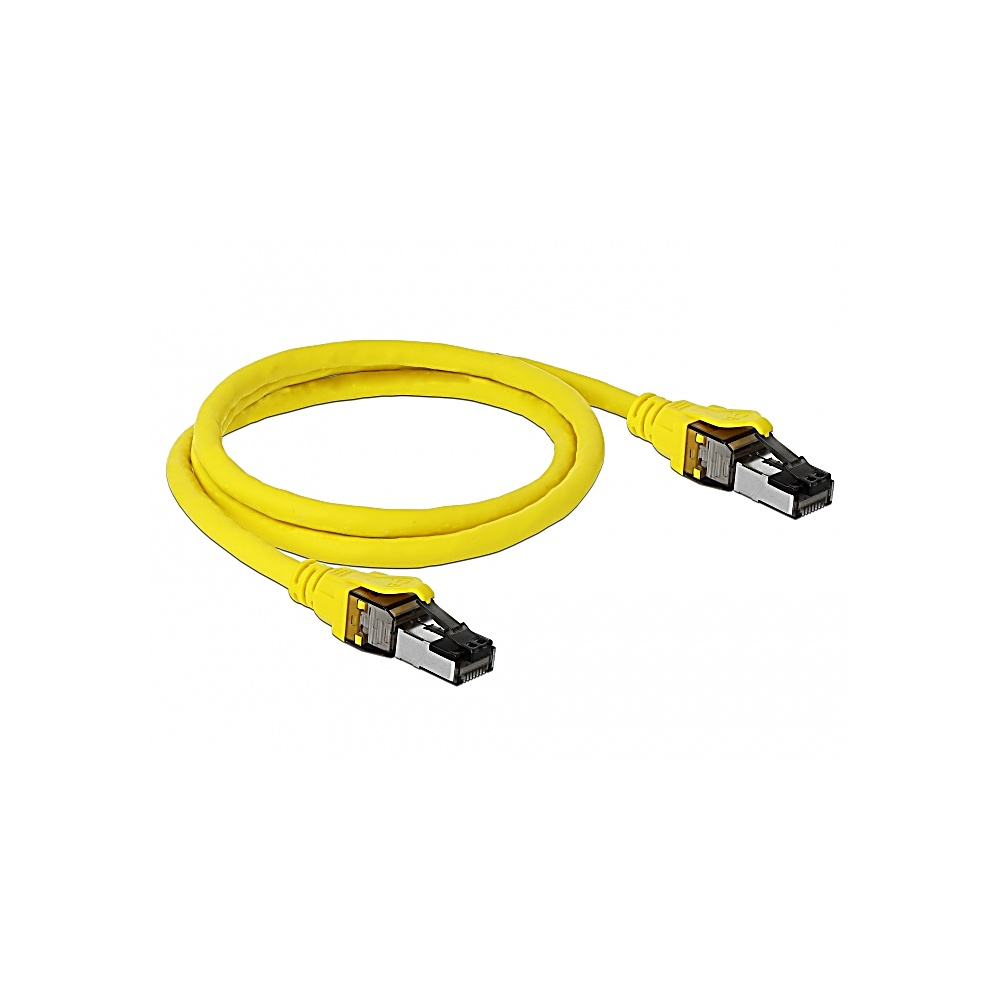 Un câble Ethernet jaune avec des connecteurs aux deux extrémités repose sur une surface blanche. Le câble est incurvé.