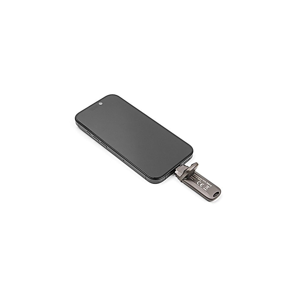 Uno smartphone nero con una chiavetta USB collegata alla porta di ricarica. Lo sfondo è bianco.
