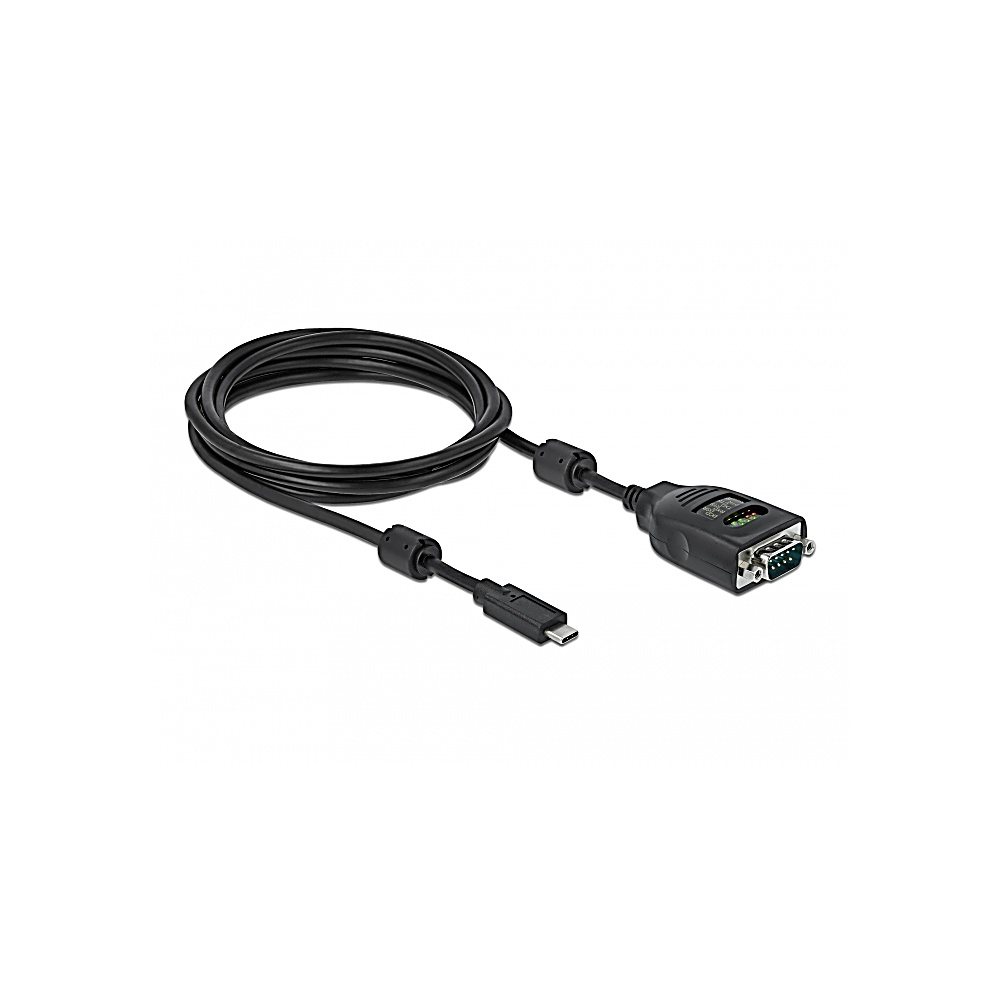 Un cavo nero con un connettore micro USB da un lato e un connettore seriale dall'altro, arrotolato su una superficie bianca.