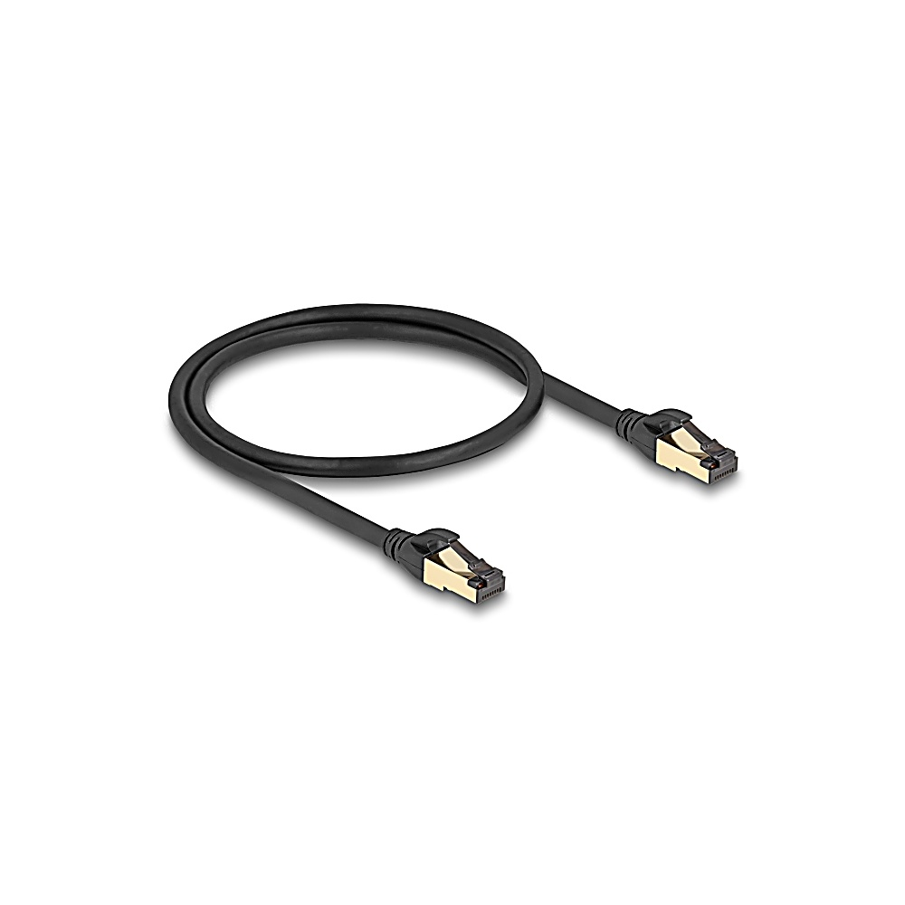 Un cavo Ethernet nero con connettori dorati è posizionato su una superficie bianca. Il cavo è ad anello e i connettori sono visibili.