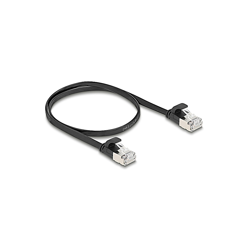 Un cavo Ethernet nero con due connettori. Il cavo è ad anello. I connettori hanno una copertura di plastica trasparente.