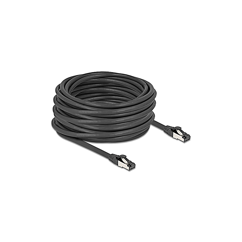 Un cavo Ethernet nero arrotolato con due connettori su sfondo bianco. Il cavo è arrotolato, con connettori che si estendono.