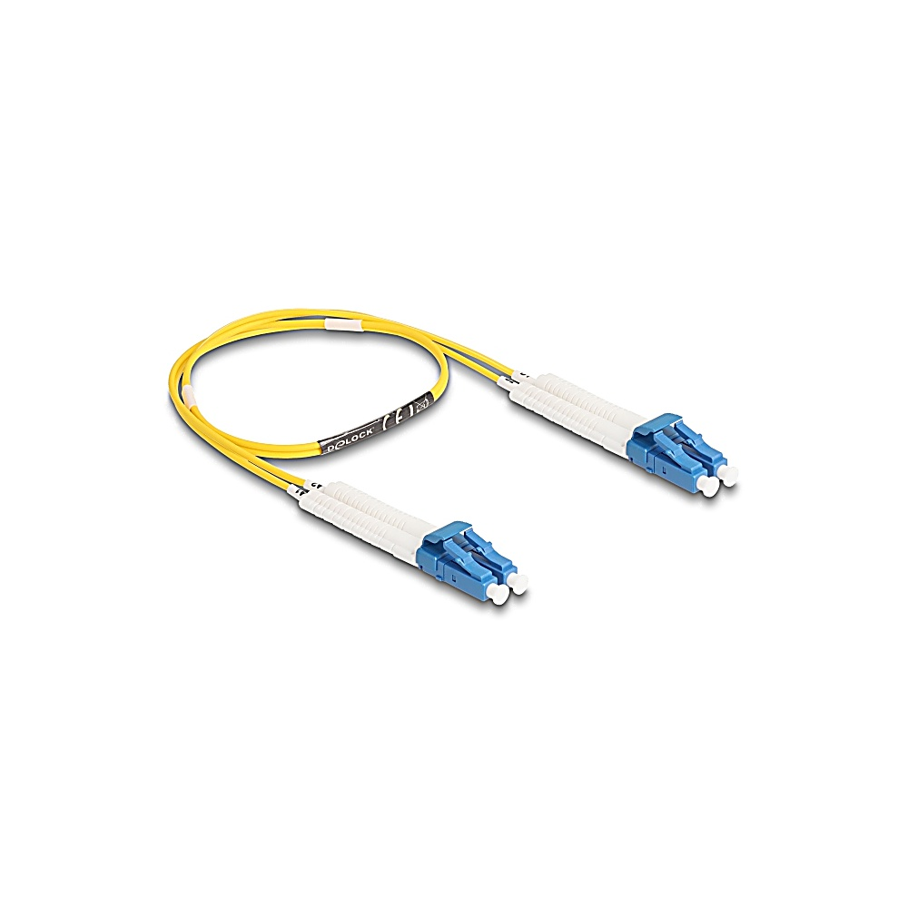 Un cavo in fibra ottica giallo con connettori bianchi e blu su sfondo bianco.