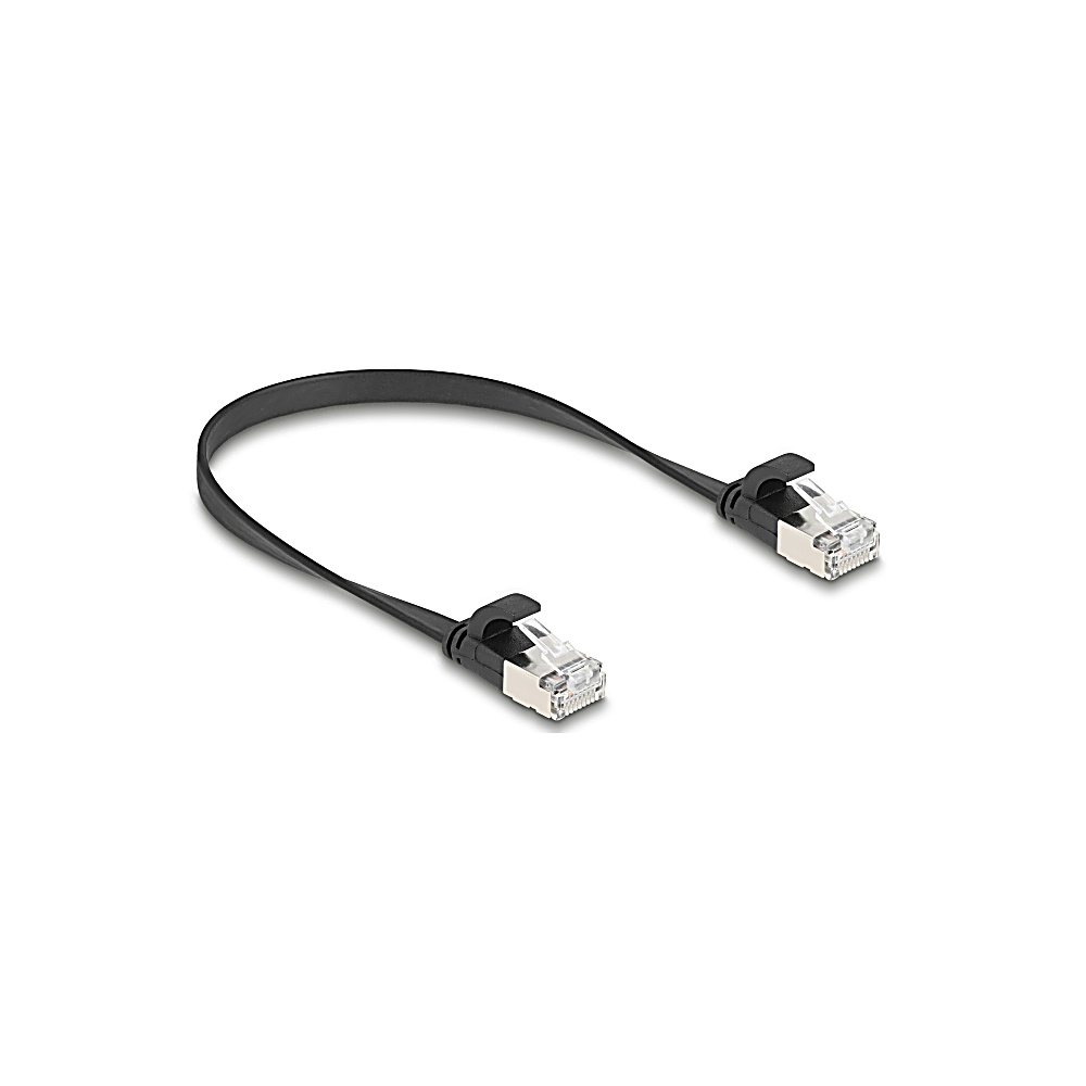 Un cavo di rete nero con due connettori RJ45 su sfondo bianco. Il cavo è curvo.