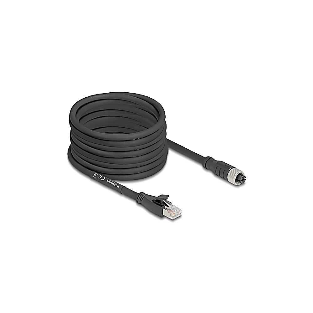 Un cavo Ethernet nero arrotolato con connettori ad ogni estremità giace su una superficie bianca. Un'estremità ha un connettore RJ45, l'altra circolare.