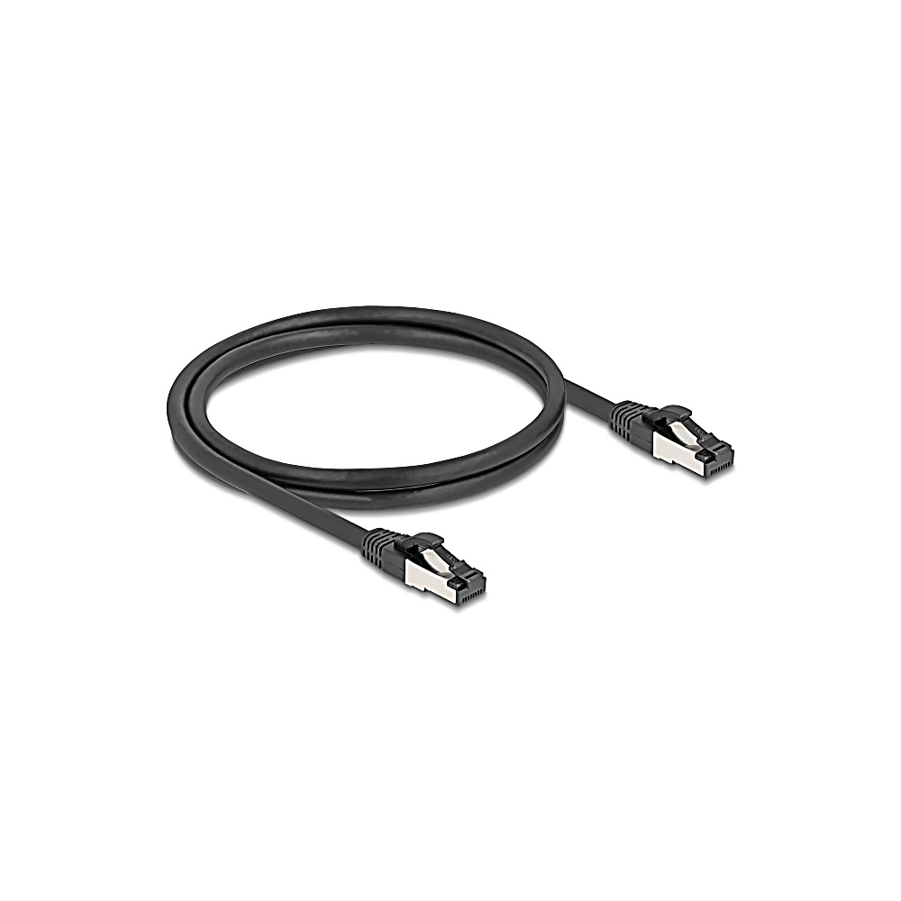 Un cavo Ethernet nero su sfondo bianco. Entrambe le estremità hanno connettori argentati. Il cavo è arrotolato a cerchio.