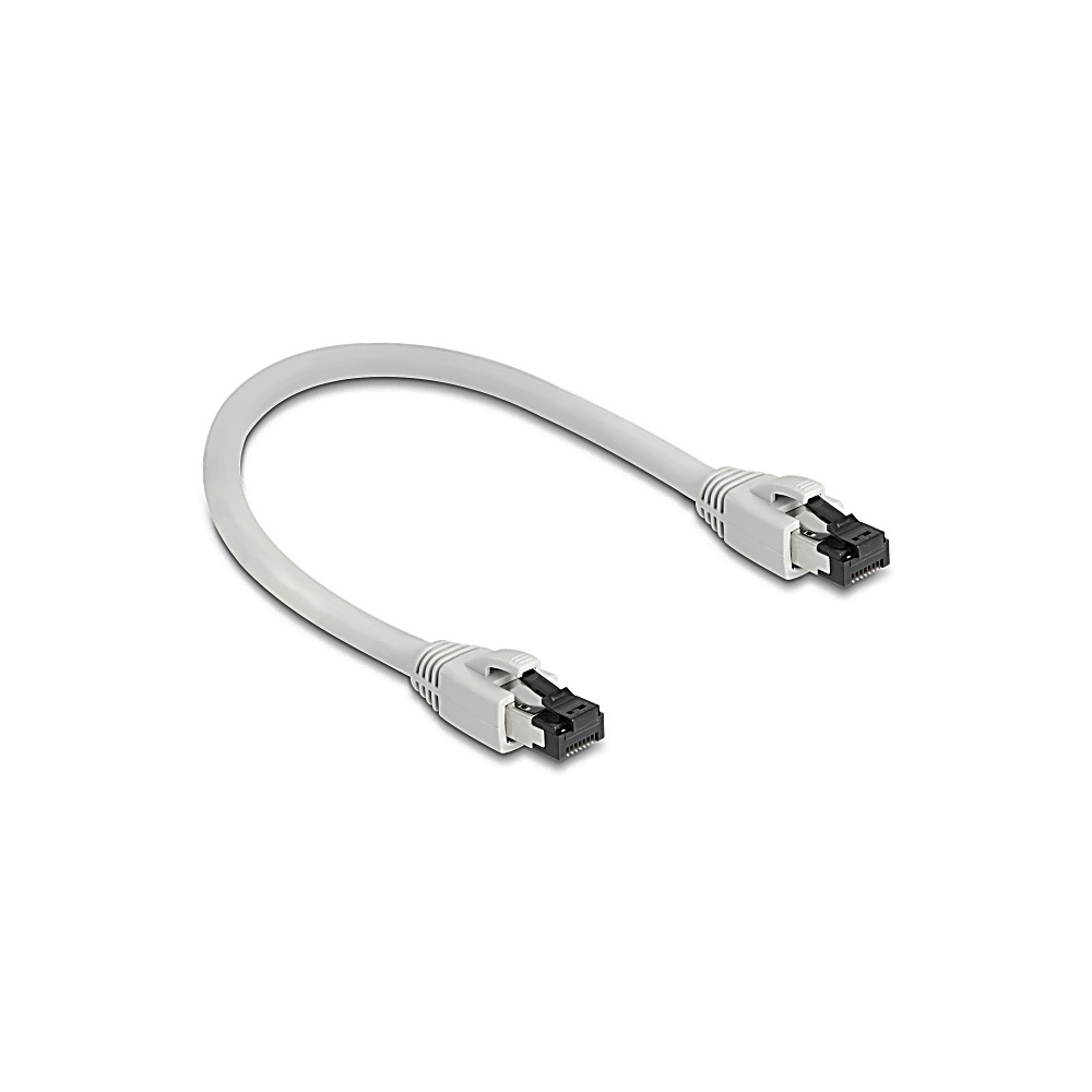 Un cavo Ethernet grigio con due connettori RJ45, su una superficie bianca. I connettori sono grigio chiaro con inserti neri.