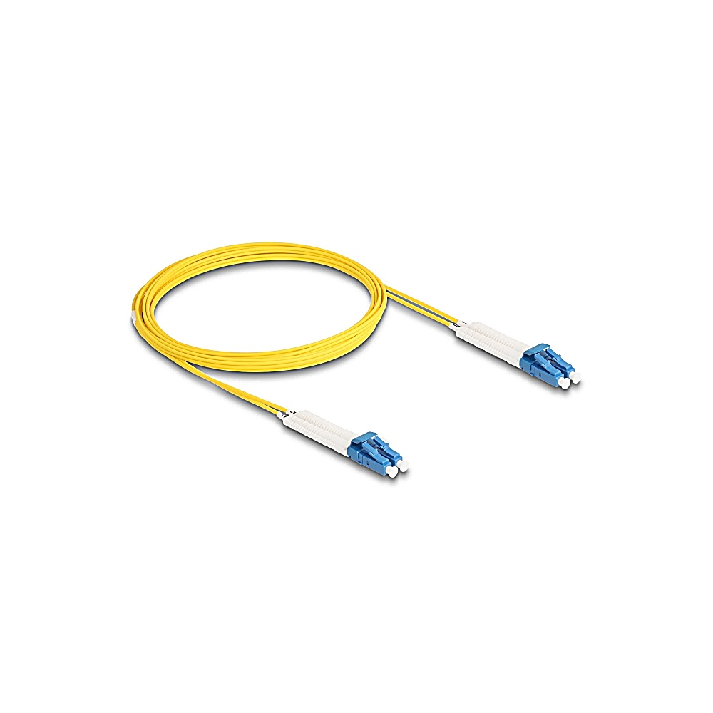 Un cavo in fibra ottica giallo con connettori blu e bianchi, ad anello su una superficie bianca. Il cavo è a fuoco.