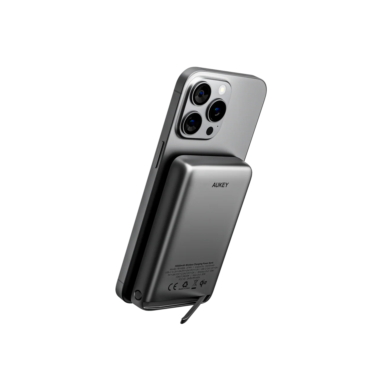 Un iPhone grigio è collegato a un power bank. Il telefono ha tre obiettivi. Il power bank è etichettato AUKEY.