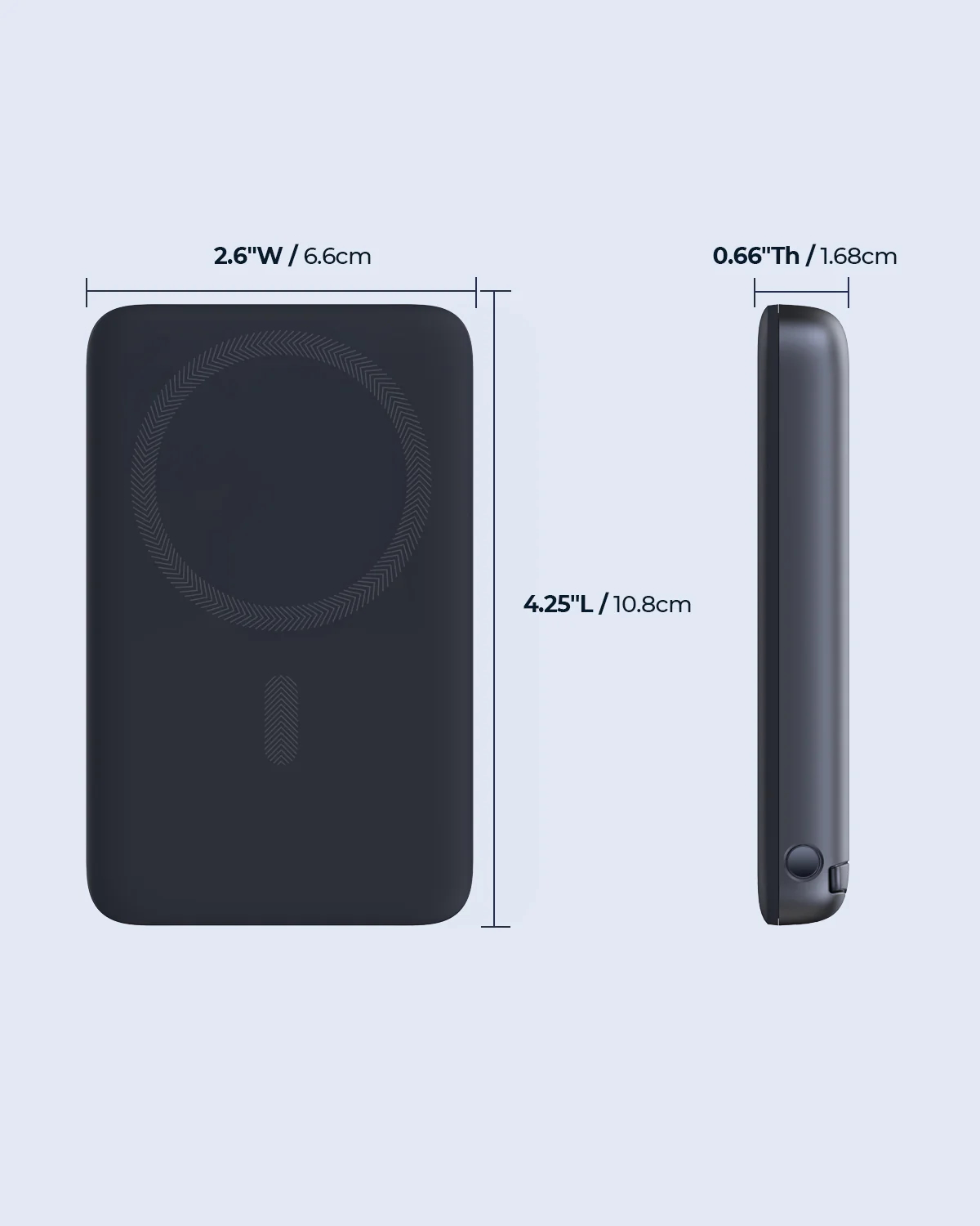 Un power bank rettangolare nero con dimensioni indicate. La parte anteriore ha un design circolare. Il lato mostra un pulsante di accensione.
