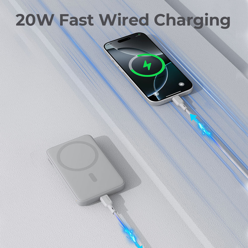 Teléfono cargando con un cargador rápido de 20W. Un teléfono blanco está conectado a un banco de energía blanco con un cable de carga. Efectos de luz azul.