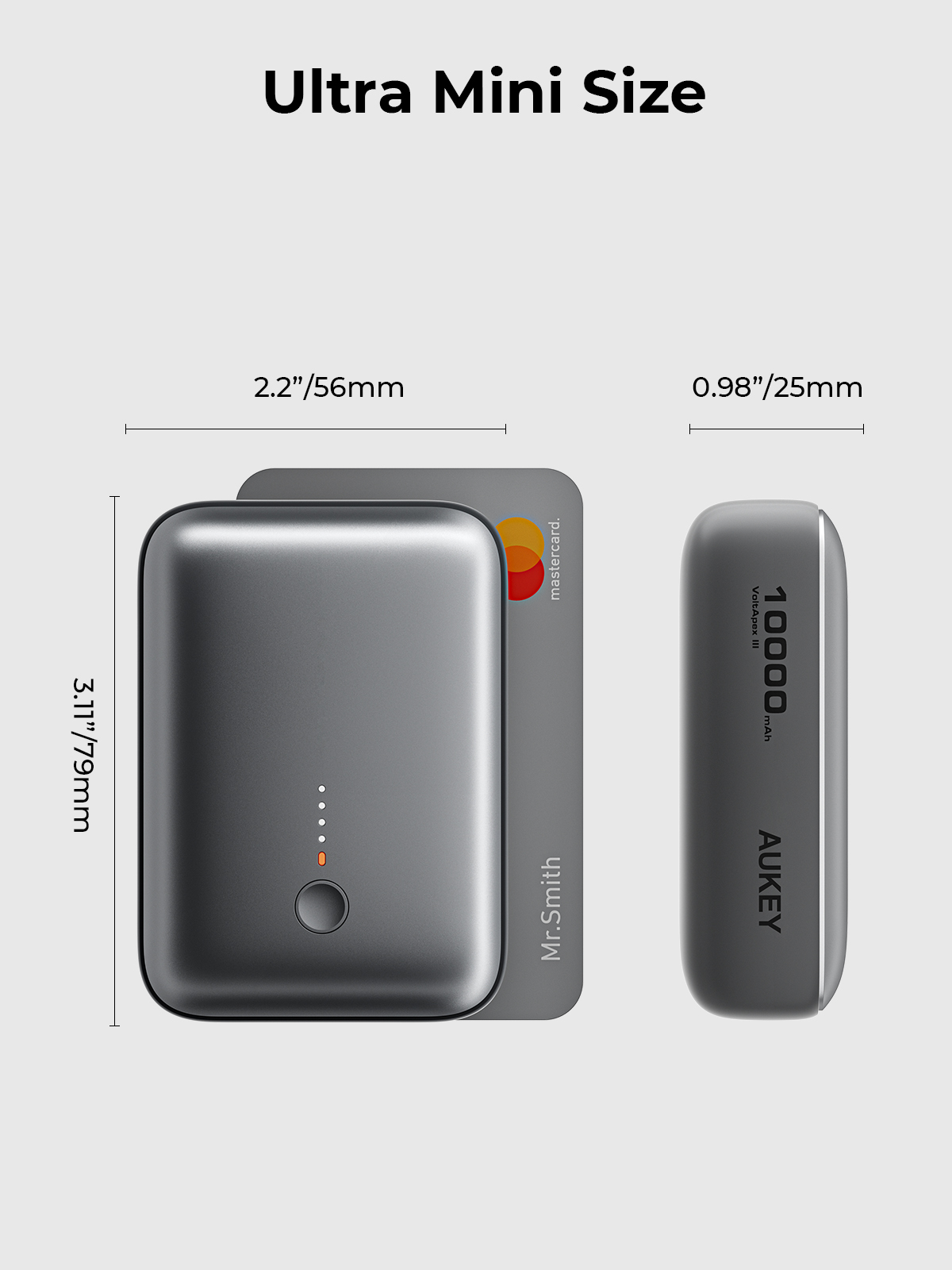 Un power bank grigio accanto a una carta di credito. Il power bank è etichettato 'AUKEY' e '10000 mAh'. La carta dice 'mastercard'.