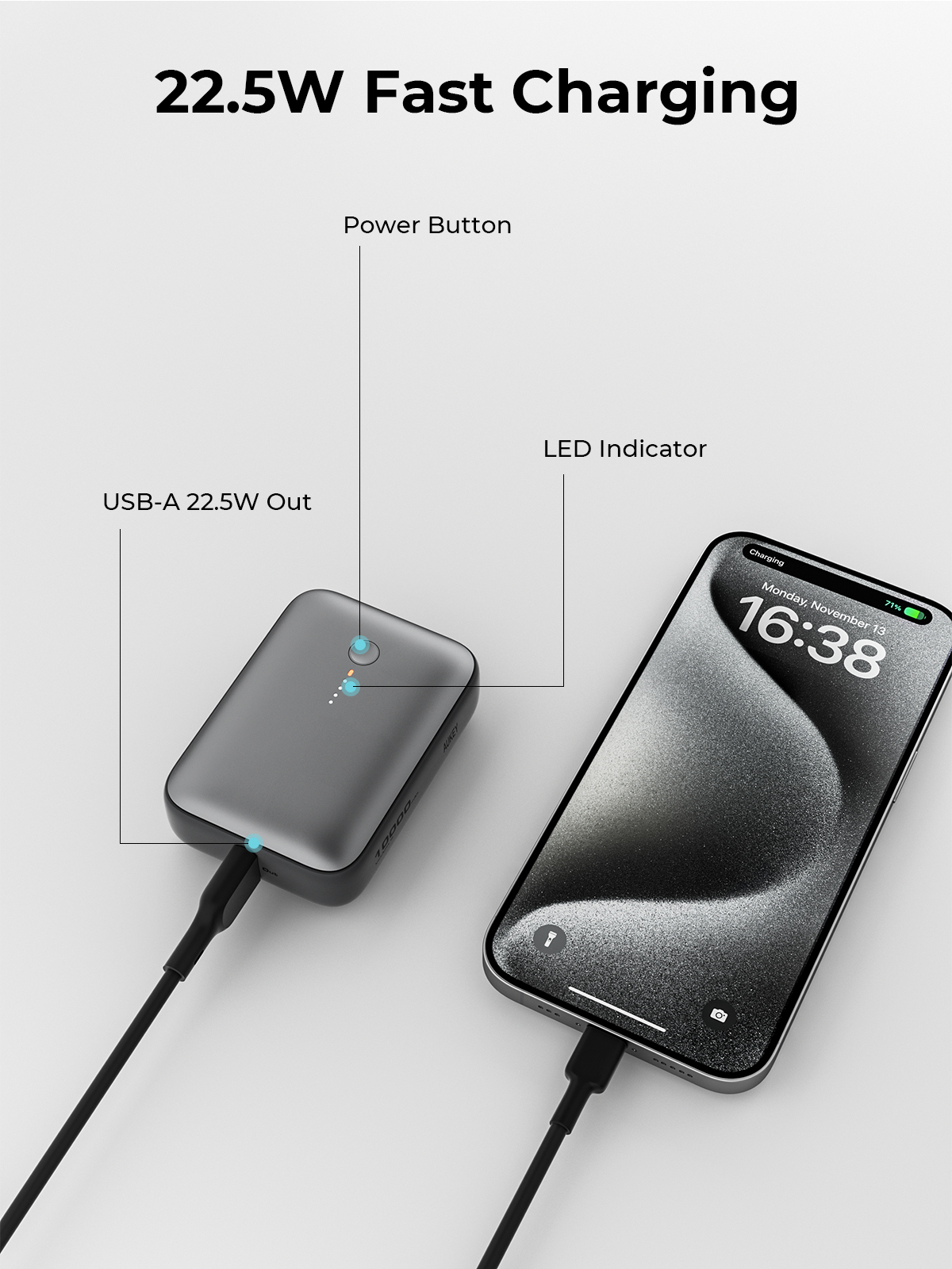 Un telefono si sta caricando da un power bank. Il power bank è grigio scuro. Il telefono mostra l'ora e la percentuale della batteria.